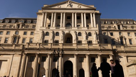 Английската централна банка очаквано запази разходите по заемите без промяна
