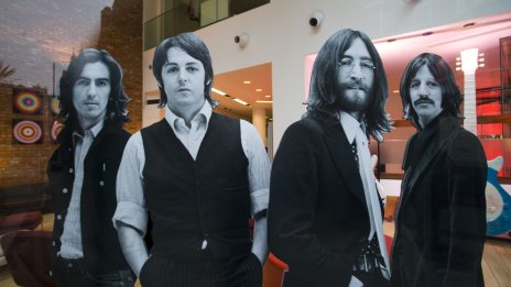Картина, нарисувана от членове на Beatles, беше продадена на търг