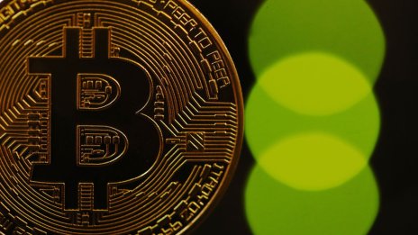 Великобритания обмисля забрана на криптодаренията за политици