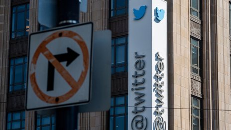 Twitter временно затвори офисите си, докато съкращенията на служители започват