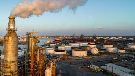 Потребителите усещат затруднения на бензиностанциите, докато Русия стимулира бума на рафинирането на петрол