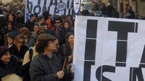 Сблъсъци между италианската полиция и протестиращи срещу Берлускони