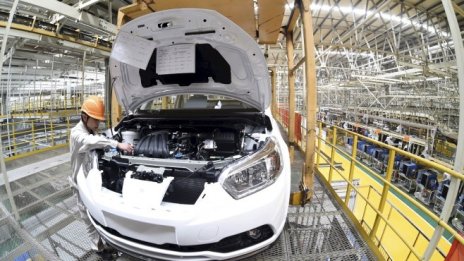 Забавянето на автомобилия пазар в Китай постави производителите пред дилема