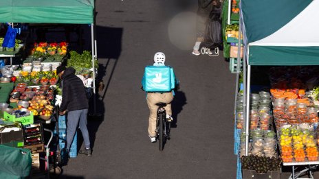 Deliveroo открива първия си физически магазин за хранителни стоки във Великобритания