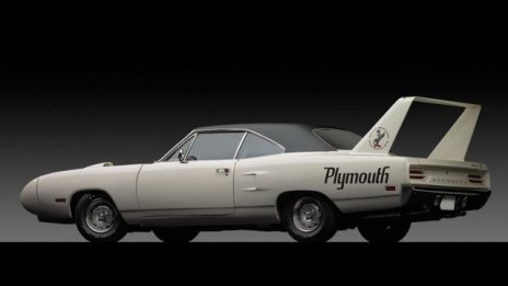 Road Runner Superbird минава под чука