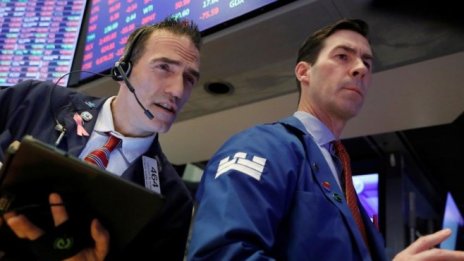 Dow обезсмисли възстановяването си от сряда с нов срив от 1000 пункта