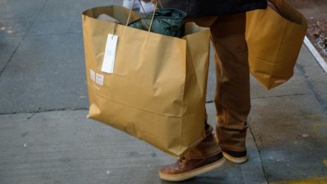 Uniqlo е под все по-голям натиск да спре продажбите си в Русия