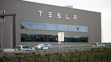 Tesla придобива част от фалиралия германски доставчик Manz