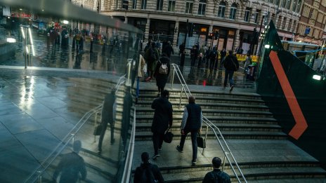 Стартовите заплати във Великобритания растат с най-бавния си темп от 2 години и половина