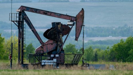 Петролът поевтинява на фона на предпазливите прогнози за търсенето*