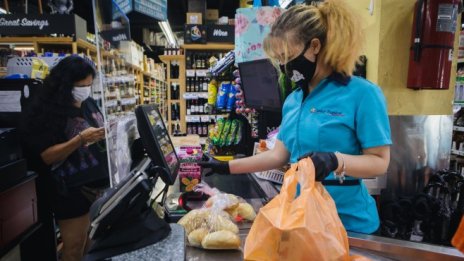 Продажбите на дребно в САЩ се повишиха с повече от очакваното през септември