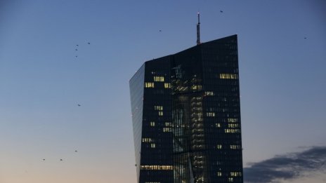 Де Гиндос: Преди да повиши лихвите ЕЦБ трябва да прекрати покупките на облигации