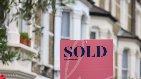 Галопиращата инфлация във Великобритания не успя да изтрие напълно инерцията на жилищния пазар