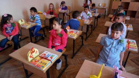 Графика на деня: Проблемът със застаряването на учителите в България се изостря