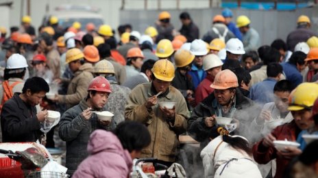 Ръстът на китайския сектор на услугите се забавя заради помрачения пазар на труда