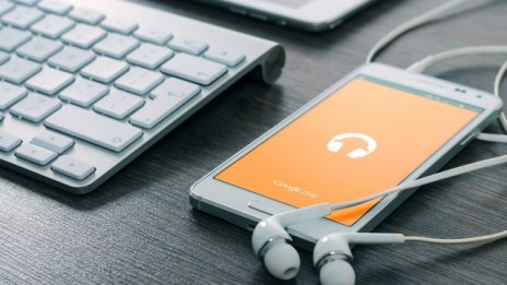 Samsung продава повече телефони, но за по-малко пари