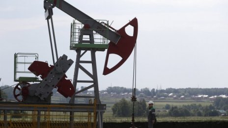 Цената на руския сорт петрол Urals е паднала с близо 40 долара за година