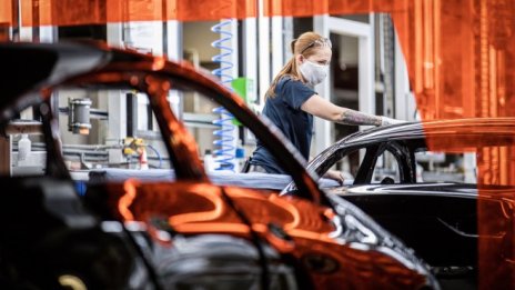 Daimler свива драстично заплатите заради слабото търсене