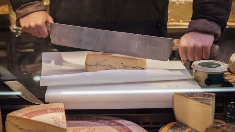 Китай налага мита до 43% върху вноса на млечни продукти от ЕС