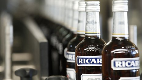Акциите на Pernod Ricard поевтиняват след предупреждение за продажбите в САЩ и Китай