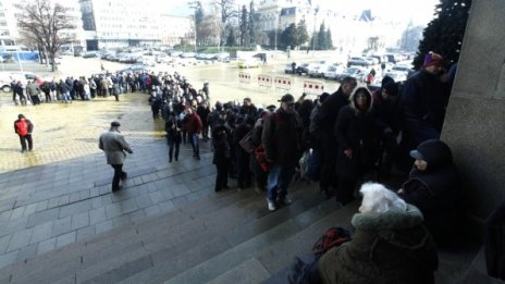 Стотици нумизмати се наредиха пред БНБ за новите монети за европредседателството