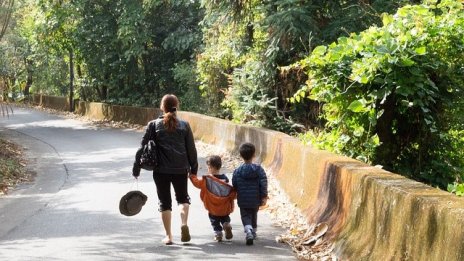 Достатъчни ли са 460 лв. за наемане на детегледачка?