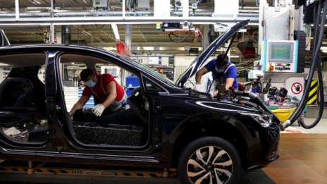 Дефицитът на чипове продължава: VW иска да съкрати нощните смени