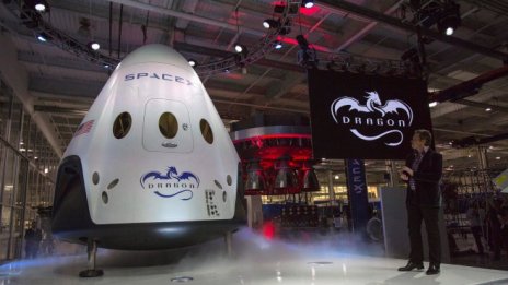SpaceX ще прати двама туристи на Луната догодина