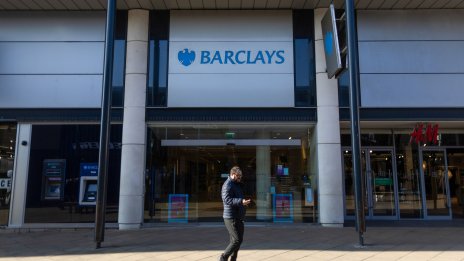 Печалбата на Barclays се свива с 19% заради борсови грешки в САЩ