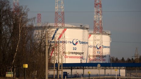 Новият икономически шок за Русия: разпродажба на петрола на смешни цени 