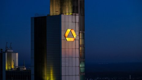 Commerzbank съкращава служители в Германия, назначава в България и Чехия