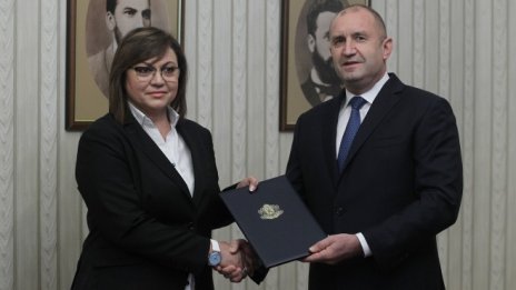 Президентът връчи третия мандат за правителство на "БСП за България"