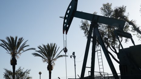 Цената на Брента се насочва към първия си месечен ръст за годината