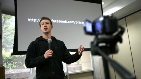 Facebook подаде проспекта си за IPO 