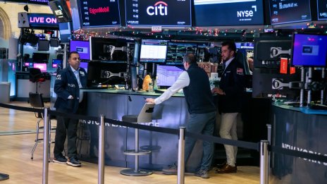 Dow Jones отписа 400 пункта, S&P 500 отбеляза първи спад от три сесии насам