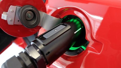 Tesla планира да стартира доставките на спортния Roadster догодина