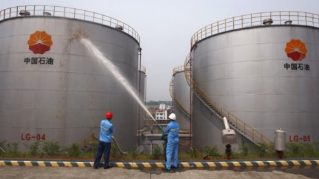 Печалбата на PetroChina за полугодието се срина с 63%