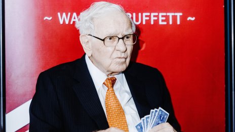 Купищата пари на Уорън Бъфет не са мрачен сигнал за глобалната икономика