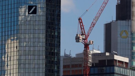 Deutsche Commerz – регулаторите имат думата