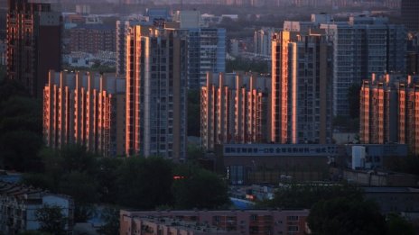 Китай смекчава ограниченията за градско жителство в опит да подкрепи икономиката