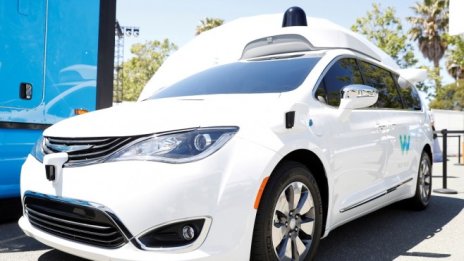 Waymo вече таксува за превози с нейните автономни коли