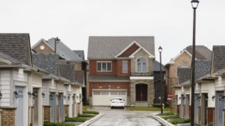 Растящите жилищни цени в Канада създават страх за криза на разходите за живот