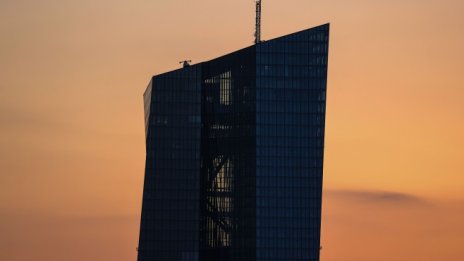 ЕЦБ трябва да преразгледа стратегията си по начина на Фед