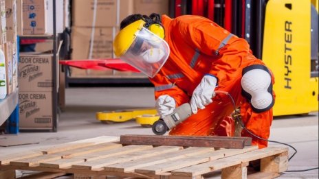 Бизнес климатът в промишлеността се подобрява леко