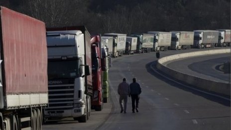 Гръцките фермери се събират в близост до границата с Македония