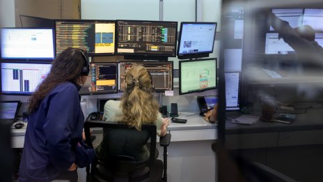 Разпродажби при чиповете повлякоха надолу S&P 500 в началото на седмицата