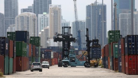 Силен спад на американския търговски дефицит