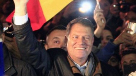 Десноцентристкият Клаус Йоханис изненадващо спечели президентския вот в Румъния