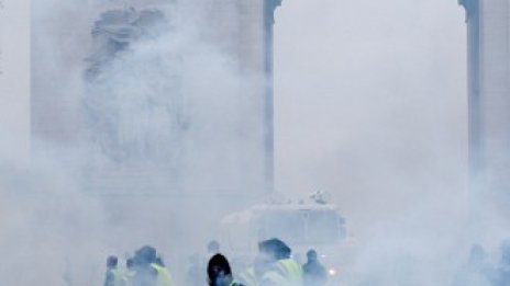 Франция обмисля да въведе извънредно положение заради безредиците