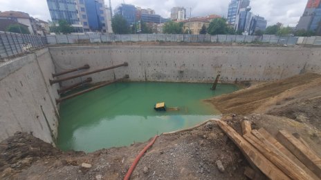 Кадър на деня: Строителна техника е изцяло потопена във вода на обект в София